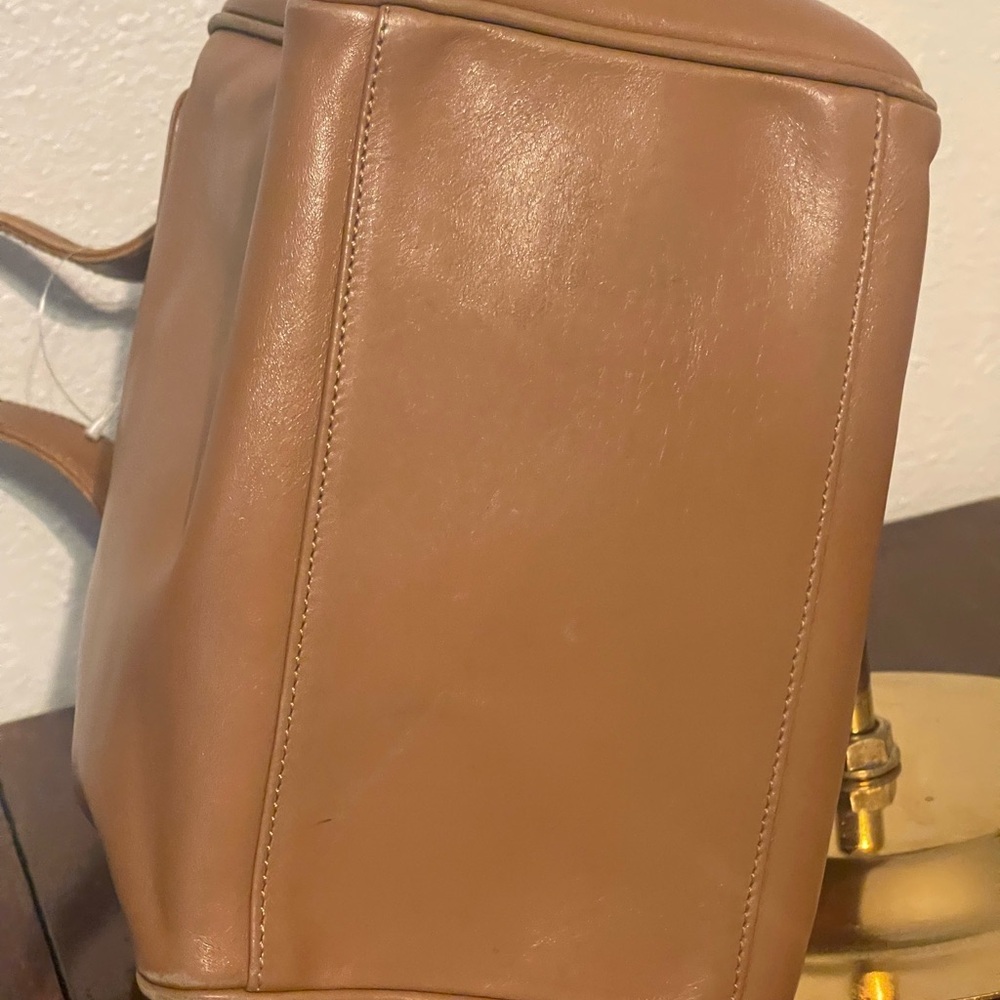 Fendi Tan Leather Shoulder Bag with Slouchy Design - Picture 6 of 11